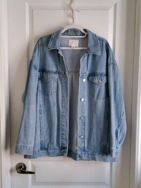 H&M Light Wash Oversized Denim Trucker Jacket  – Size M - New